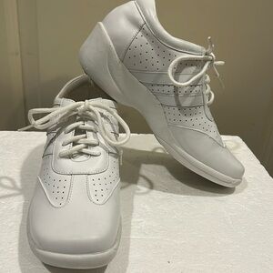 24 HOUR COMFORT white Leather wedge laceUp perforated shoes cushion insoles 6.5W